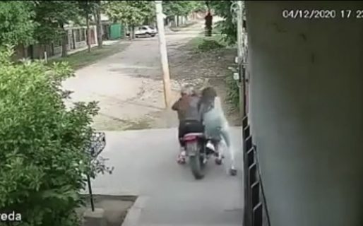 Motochorros arrastraron a una joven más de 50 metros para robarle el celular