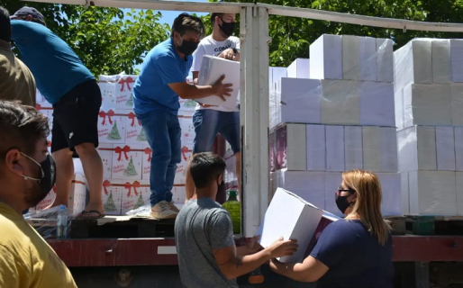 Un intendente entregó cajas navideñas, pollo y helado a todos los habitantes del pueblo