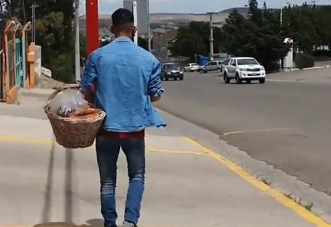 Vende pan dulces, budines y cerezas, para salir adelante con sus dos hijos