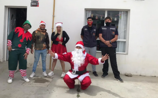 Un grupo de jóvenes repartió golosinas en vísperas de Navidad