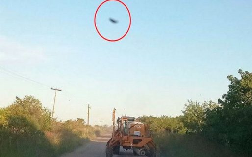 Estaba en el campo sembrando, sacó una foto y descubrió un OVNI en el cielo