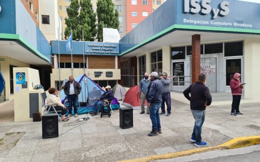 “Los jubilados pasamos frío reclamando por el aguinaldo que nos corresponde”