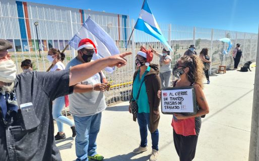 Feriantes del Gimnasio Municipal N°4 se manifiestan para que los dejen trabajar
