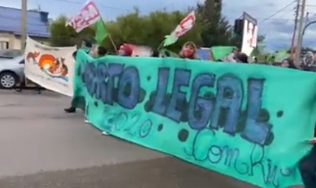 Más de un centenar de mujeres marcharon en el centro a favor del Aborto Legal