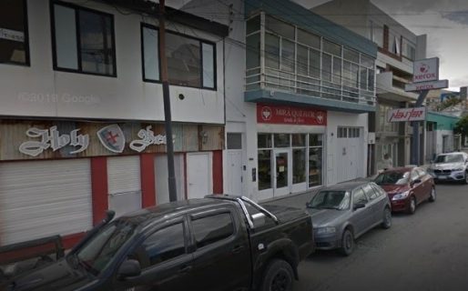 Le tocó la cola a una joven y amenazó con violarla, terminó detenido