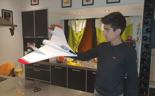 Tiene 14 años, es de Resistencia y construyó un avión de ala única, hito de la historia aeronáutica argentina