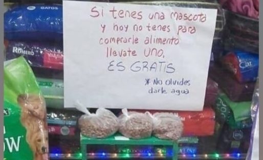 Regalaron alimento para las personas que no tienen plata para darles de comer a sus mascotas