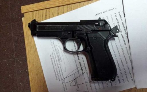 Amenazó a una mujer con la réplica de un arma en el barrio Máximo Abásolo