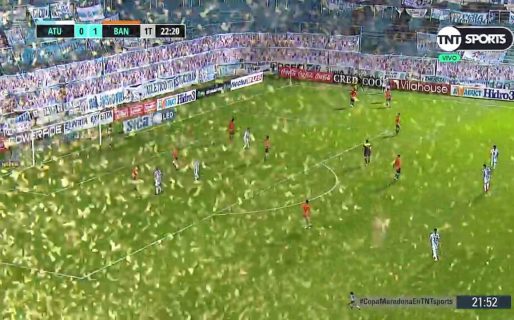 La impresionante invasión de insectos en Atlético Tucumán-Banfield