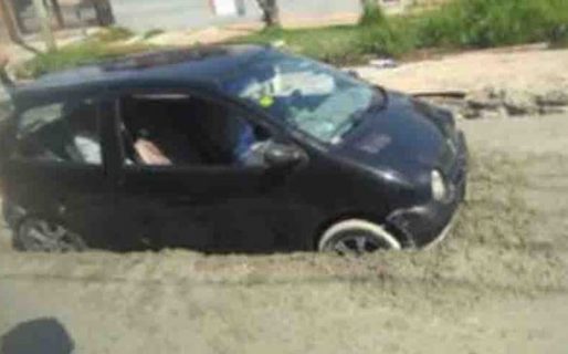 Un auto quedó enterrado en el hormigón fresco de una calle que estaban asfaltando