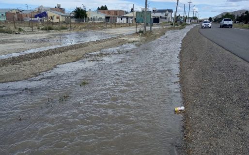 Importante pérdida de agua al costado de ruta 39 en barrio Palazzo