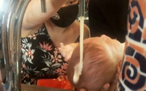 Bautizaron a un bebé ¡con birra en una cervecería!