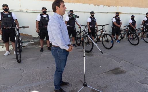Entrega de bicicletas para que la Policía custodie las playas durante el verano
