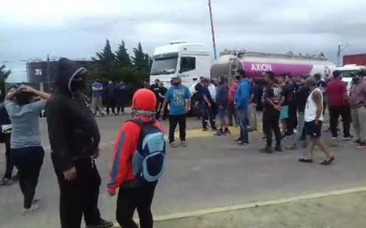 Un grupo de camioneros se enfrentó a municipales que cortaban la ruta
