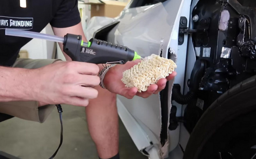 Nunca visto: chocó su Corvette, no consiguió repuestos y lo arregló con ¡fideos japoneses!