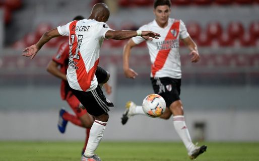 Con polémica, River ganó 2 a 0 y tiene un pie en las semis