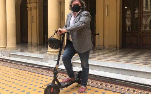 Un diputado cayó a la Casa Rosada en alpargatas y monopatín