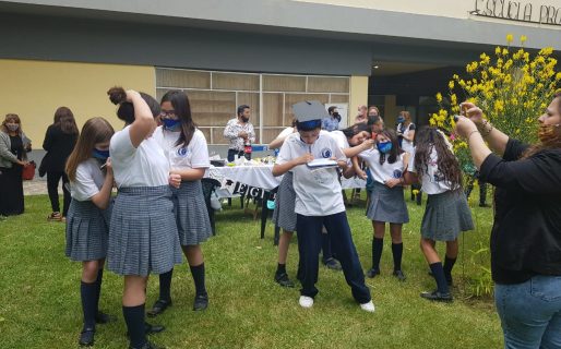 Egresados de la Escuela N° 1 se despiden en grupos de a 10 alumnos en sus instalaciones