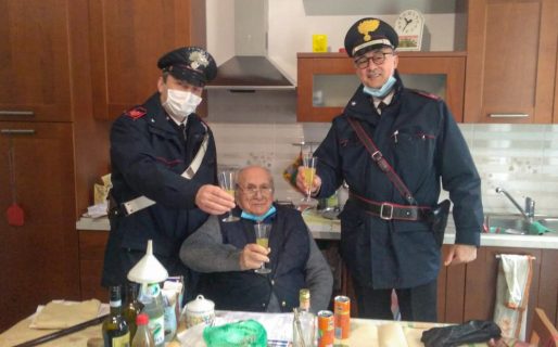 Un abuelo se sentía solo y llamó a la Policía para brindar con alguien en Navidad