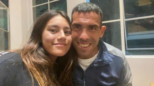 El divertido momento de Carlos Tevez al descubrirla conectada en Instagram a altas horas de la madrugada