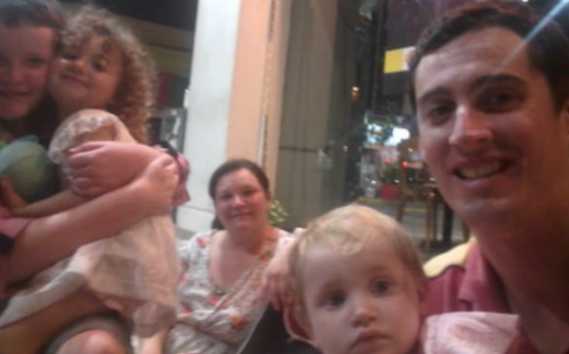 «Una Navidad en familia» la historia detrás de la foto de una Nochebuena en una estación de servicio