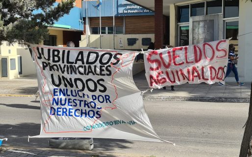 Jubilados comenzaron con un acampe frente al ISSyS por el atraso en el pago de salarios y aguinaldo