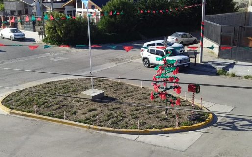 Vecinos de Kilómetro 5 impulsan el espíritu navideño decorando la vía pública