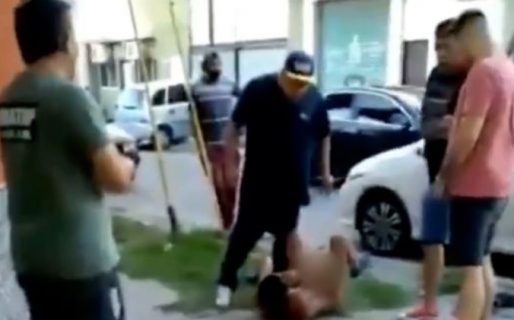Un grupo de vecinos golpeó y desnudó a un adolescente de 15 años acusado de robar un celular