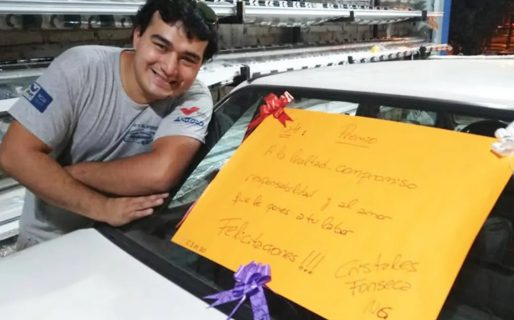 Cumplió el sueño de su empleado y le regaló su primer auto