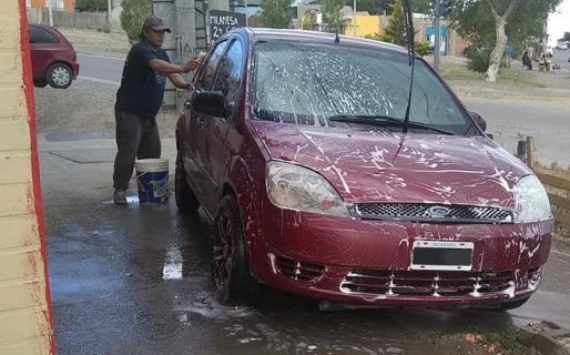 Realiza limpieza de vehículos en su domicilio para hacerle frente a la crisis