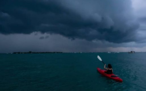 Dos kayakistas naufragaron y una persona que entró al mar a ayudarlos también terminó desaparecida