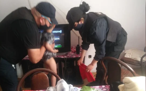 Encontraron a tres hermanitos en un departamento de las 1008