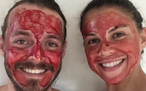 La pareja que usa sangre de la menstruación para mejorar la piel de la cara