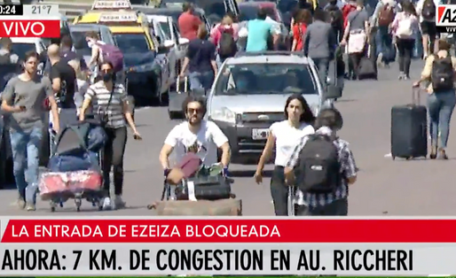 Caos en Ezeiza por una protesta: Pasajeros caminan por la autopista con su equipaje