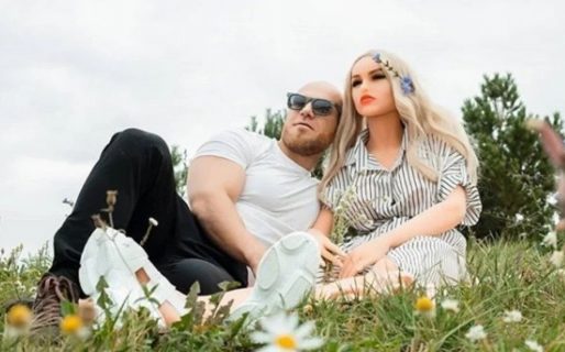 Se pinchó todo: se le rompió la muñeca inflable con la que está casado