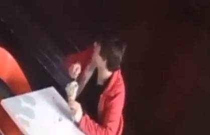 Quedó en medio de una balacera pero siguió comiendo helado como si nada