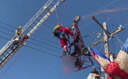 Un paracaidista disfrazado de Papá Noel quedó enredado en los cables de luz y tuvo que ser rescatado