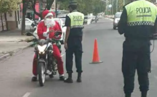La Policía detuvo a Papá Noel en un control de tránsito