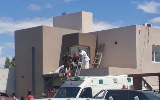 Un paracaidista cayó en el techo de una casa en Próspero Palazzo