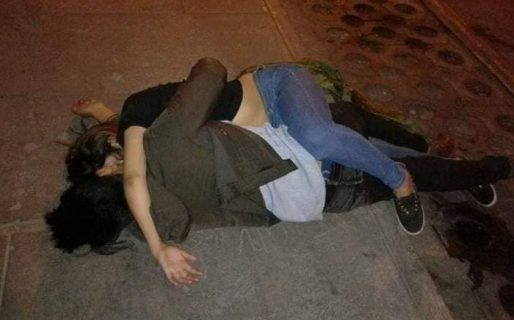 Salieron a festejar la Navidad y terminaron dormidos en la vereda por su estado de ebriedad