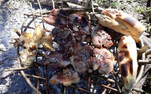 La parrilla improvisada con ramas que es furor