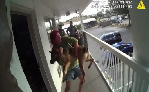 Graban a una mujer tirando a su perro desde un 2° piso