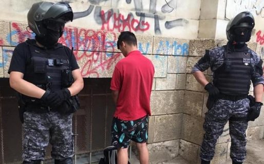 Dijo que llevaba “condimentos” en la mochila, pero era marihuana: quedó detenido