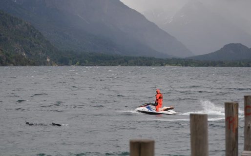 Desapareció en el lago Nahuel Huapi luego de que se le diera vuelta el kayak