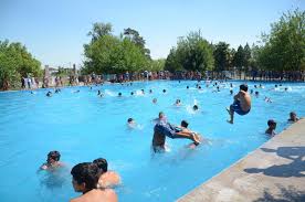 Fueron a la pileta y terminaron internados: el agua tenía 25 veces más cloro que lo recomendado