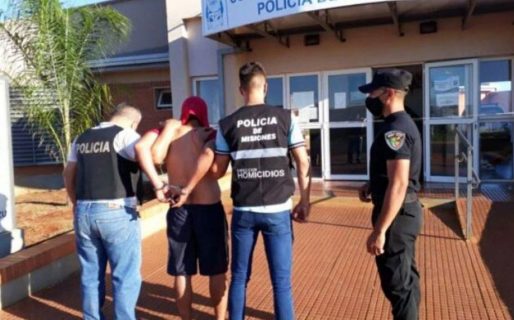 Invitó a su vecino a comer un asado, lo mató y tomó vino mientras incineraba el cuerpo