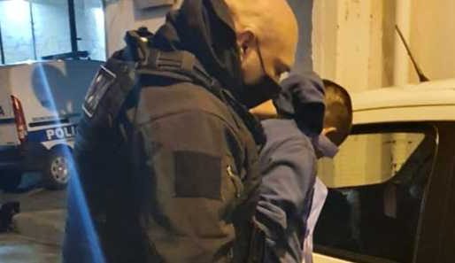 Rompieron vidriera de pollería y fueron detenidos