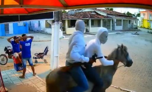 Robaron una tienda y huyeron a caballo: la Policía no pudo atraparlos