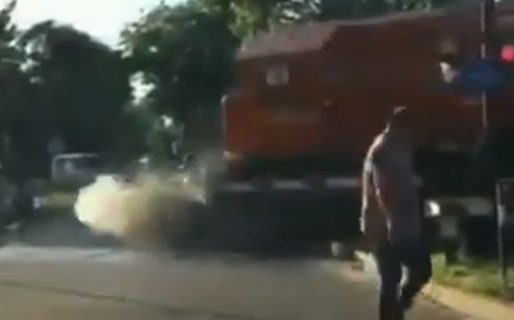 Impactante: Se le quedó el auto y llegó a bajarse antes que el tren lo atropelle