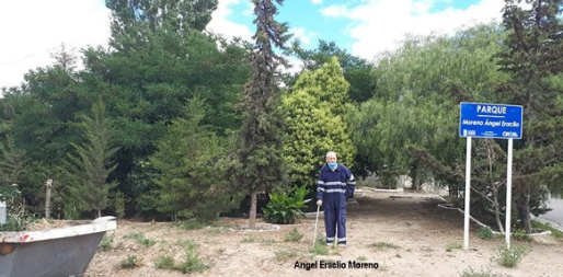 «Don Moreno», un antiguo vecino de Laprida salió a limpiar una plaza y fue reconocido por la Asociación Vecinal